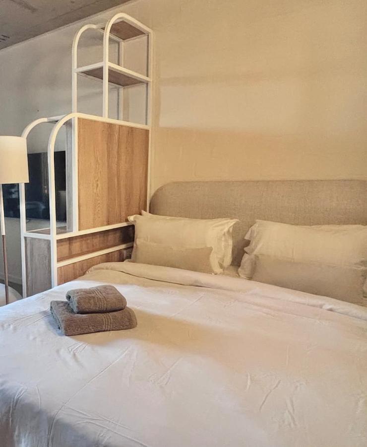 Sunny Sandy Shores Studio - Rooftop Pool & BBQ - 5