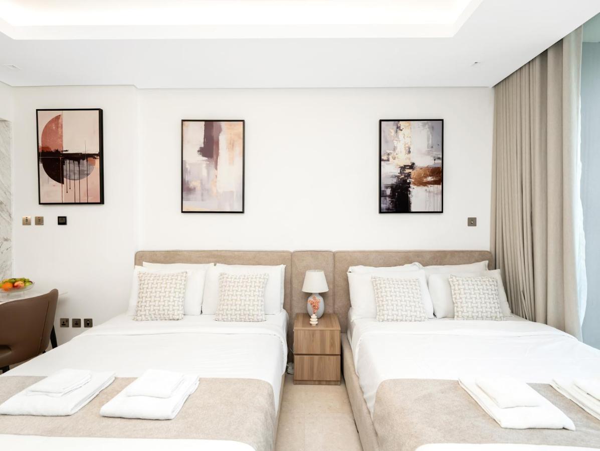 Large modern STUDIO in STERLING DOWNTOWN I DUBAI MALL I Sleeps 4 I Amazing Balcony - 2