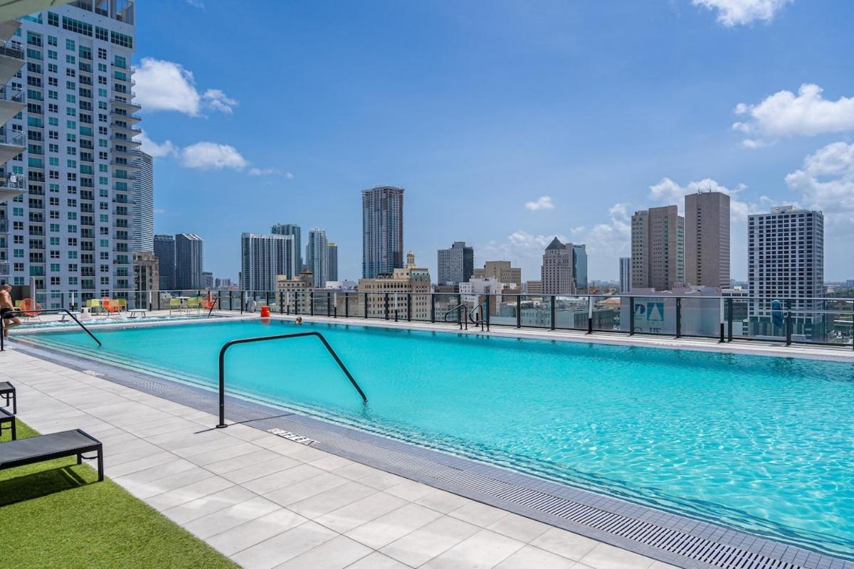 Best Location 2 bedrooms 2 bathrooms - 4