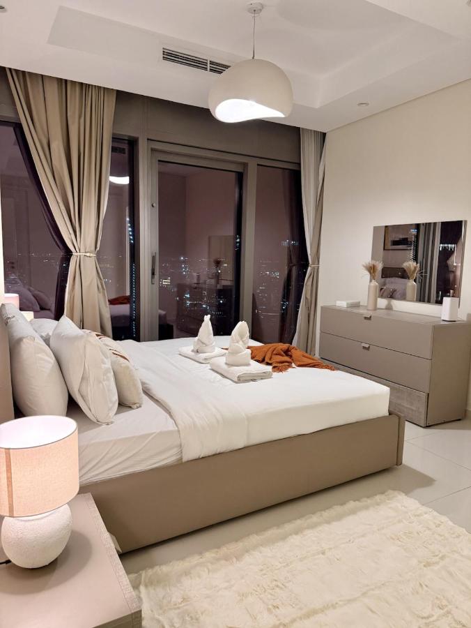 Luxury 2B Burj Khalifa NYE Views, 5-Star Amenities - 5