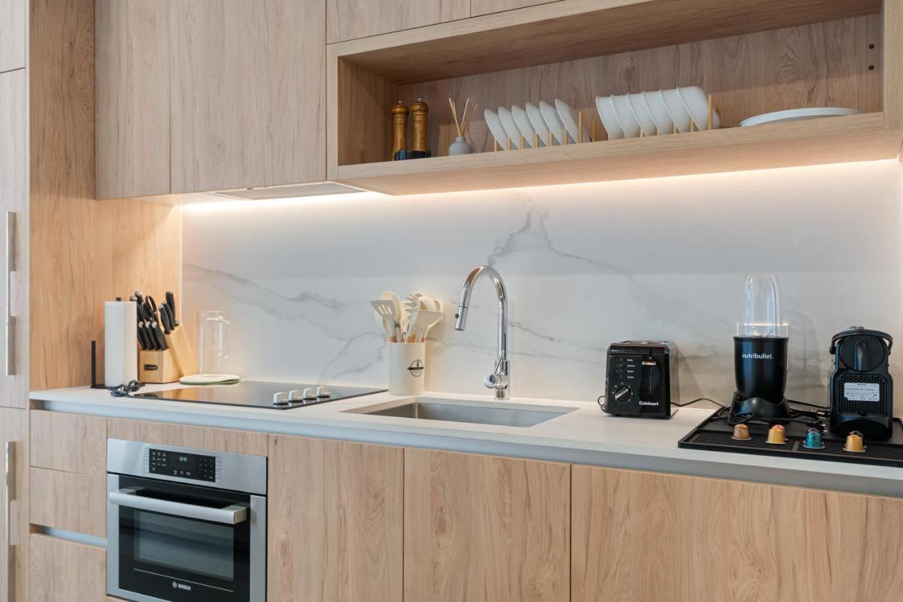 Prime Downtown Studio w Skyline Views - 3