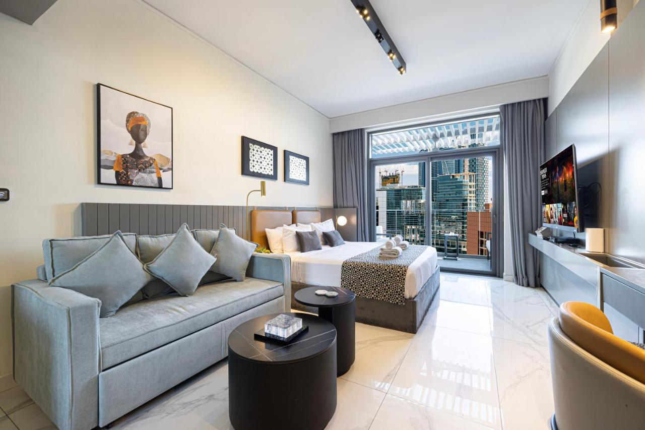 Luxury Canal View Studio for 4 Guests in Downtown, 5 Min to Dubai Mall