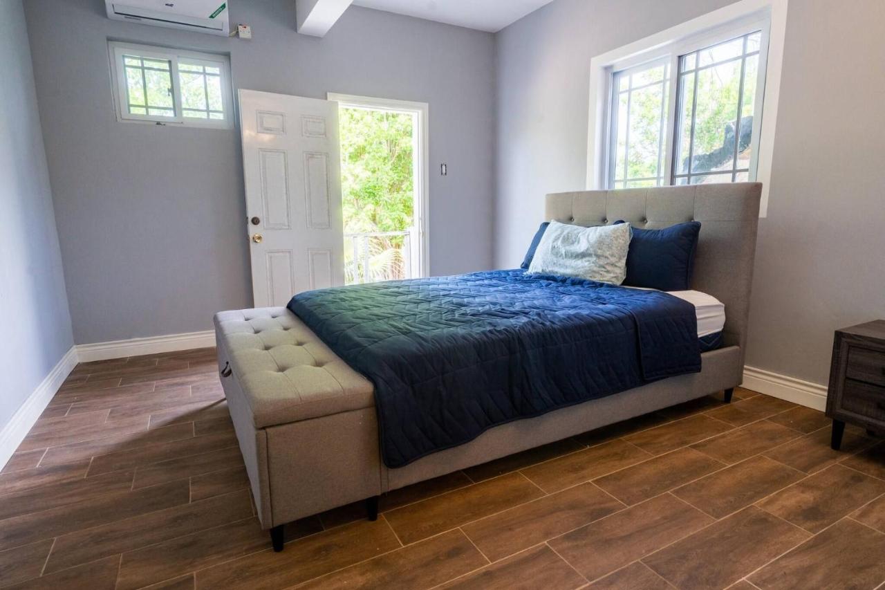 Modern Home 10minsToBeach, Private Cliff, AC WiFi - 2