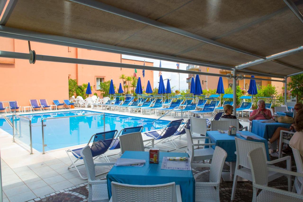 Heated swimming pool: Hotel Villa Maria