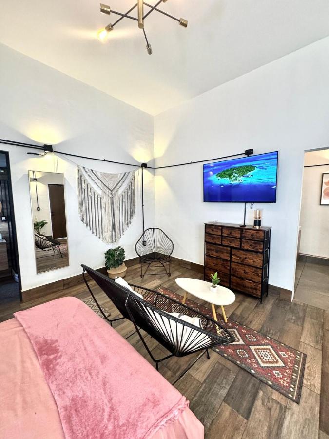 Large, well-lit apartment 4 - 5