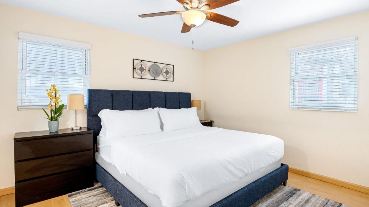 Sunny Venice Beach Home with Open Living Walkability to Abbot Kinney Venice Drift by AvantStay - 2