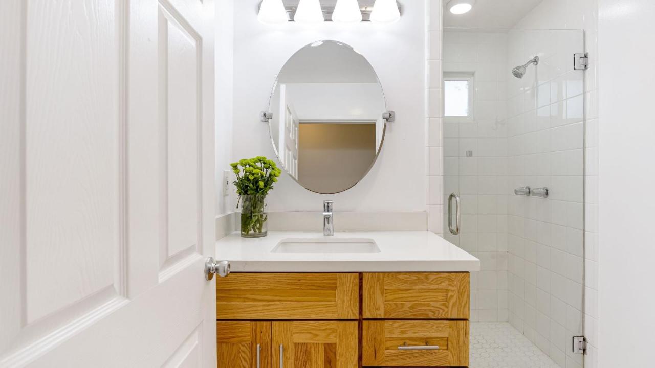 Sunny Venice Beach Home with Open Living Walkability to Abbot Kinney Venice Drift by AvantStay - 3