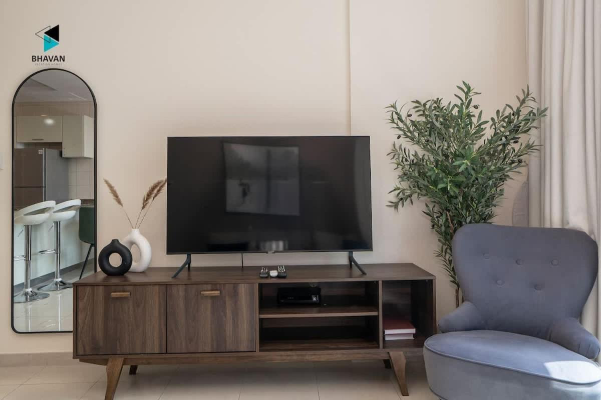 Stylish Stay at Bay Central with Skyline Views - 3