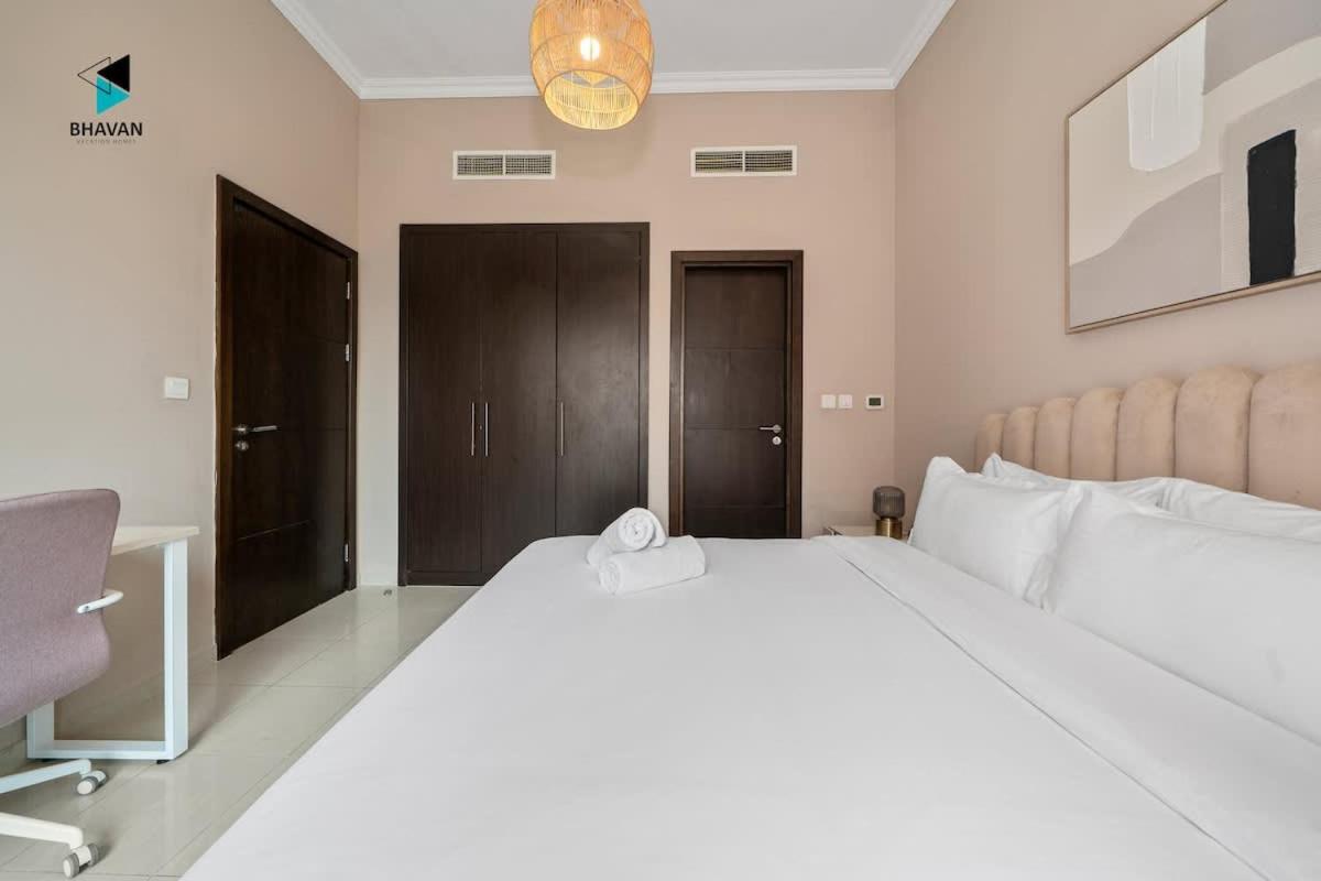 Stylish Stay at Bay Central with Skyline Views - 2