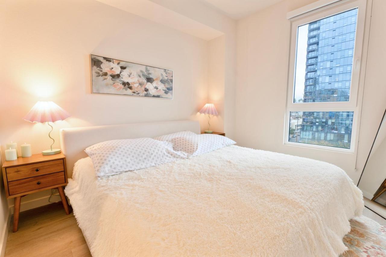 Elevated Escape Luxury 1BR in Hollywood - 2