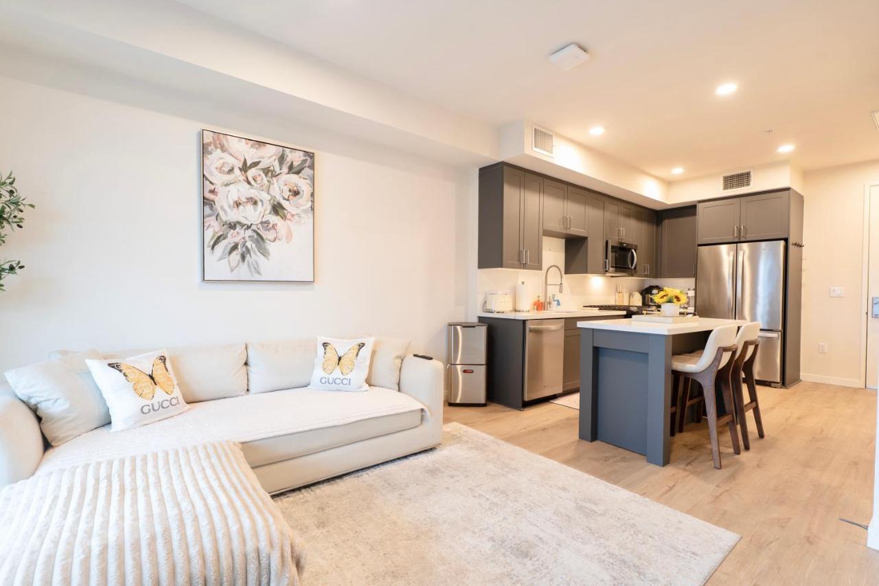 Elevated Escape Luxury 1BR in Hollywood - 4