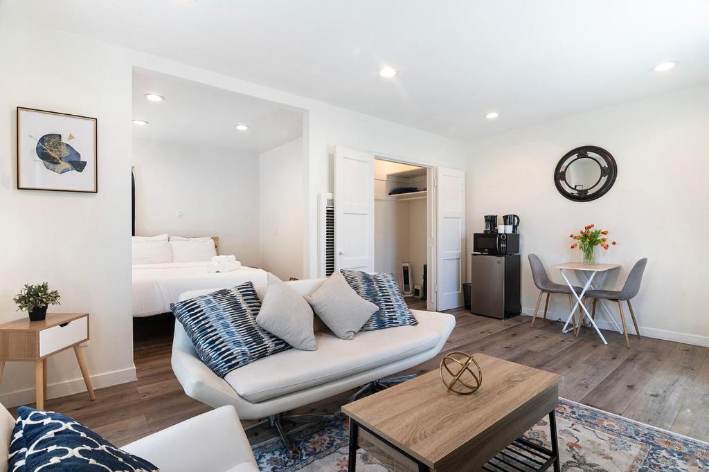 Upper-Level Studio Suite Close to Beverly Hills - 2