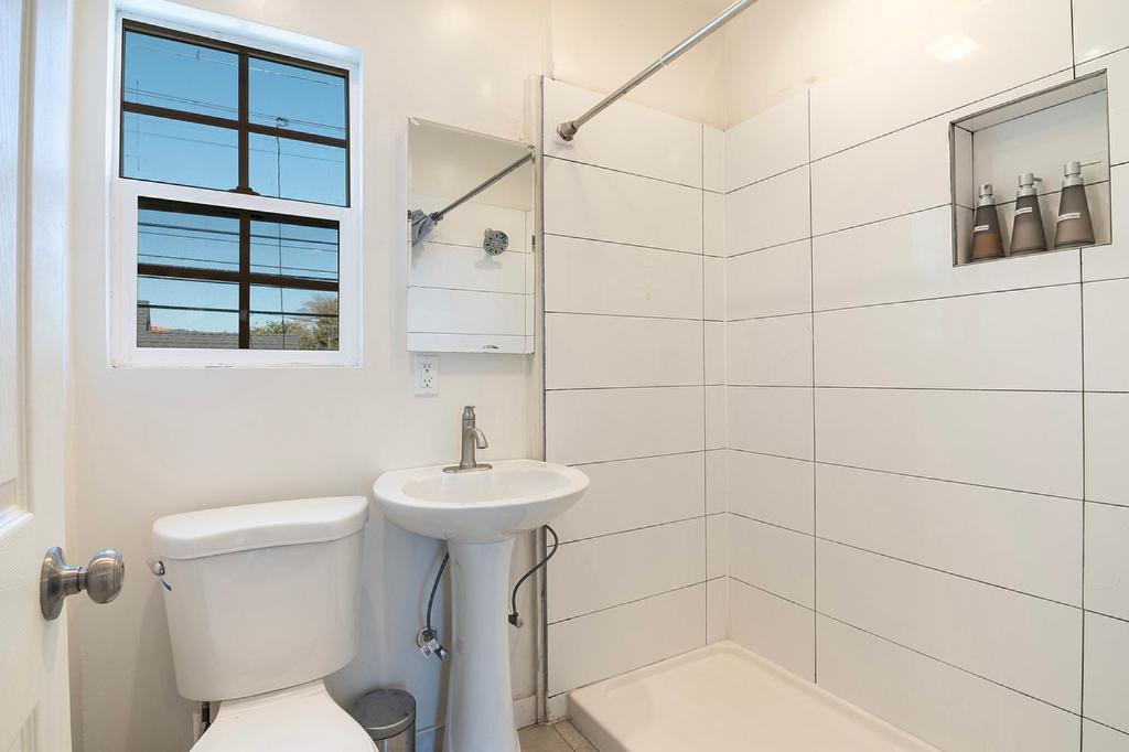 Upper-Level Studio Suite Close to Beverly Hills - 3