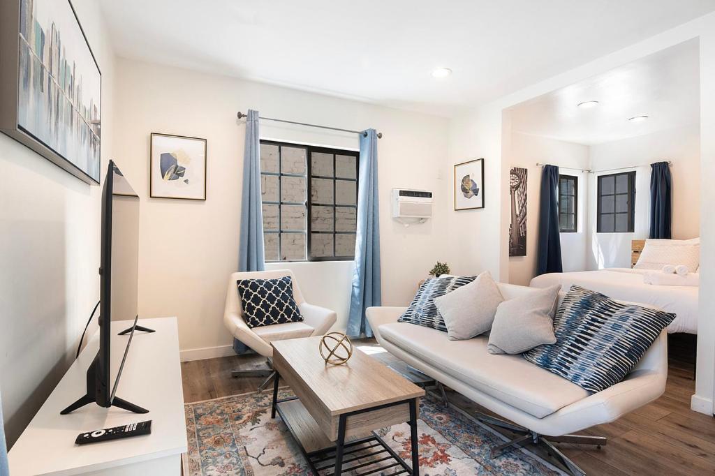 Upper-Level Studio Suite Close to Beverly Hills - 5