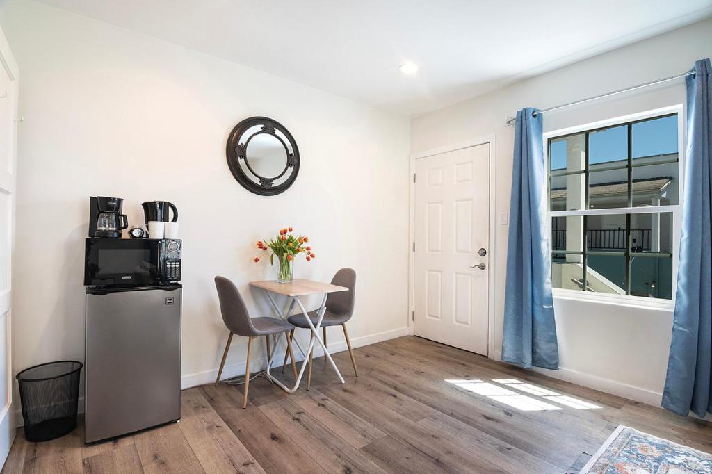 Upper-Level Studio Suite Close to Beverly Hills - 4