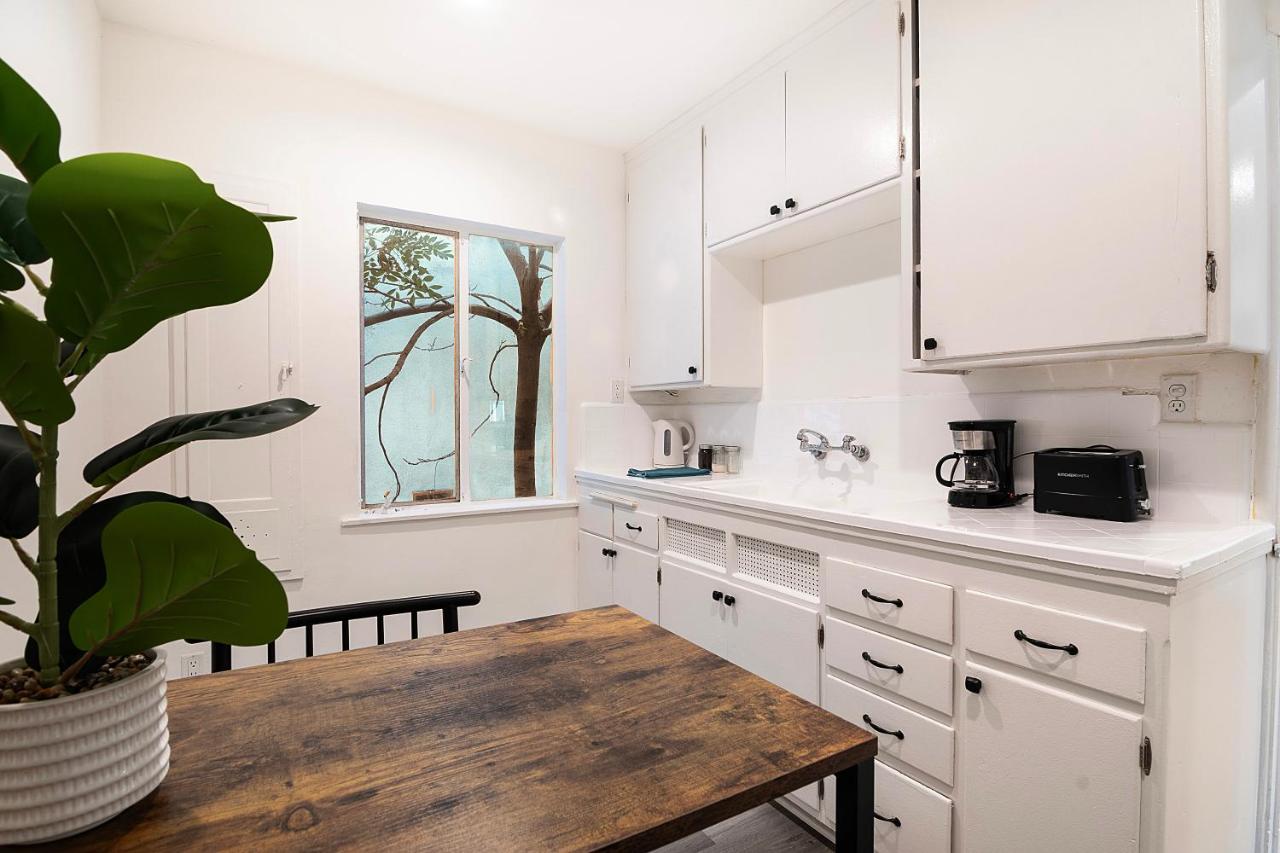 Bright Second-Floor Studio Near Beverly Hills - 4