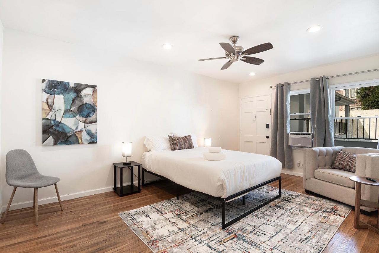 Bright Second-Floor Studio Near Beverly Hills - 2