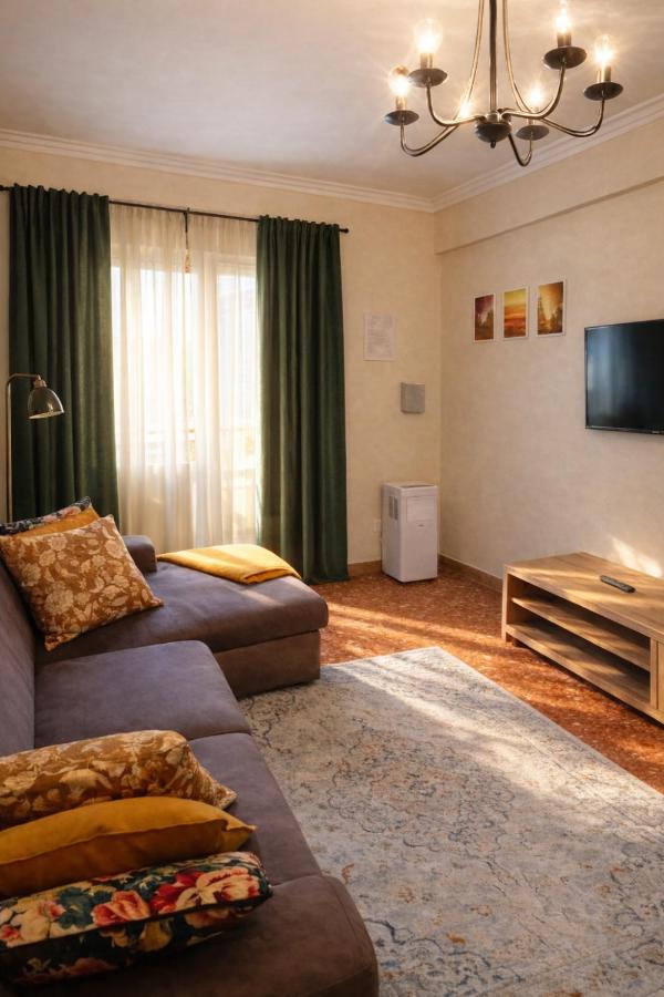 Mari & Lucio Bright Rome Apartment Sleeps 4 near Metro Basilica San Paolo- 4 Stops to Colosseum- Wi-Fi AC - 4