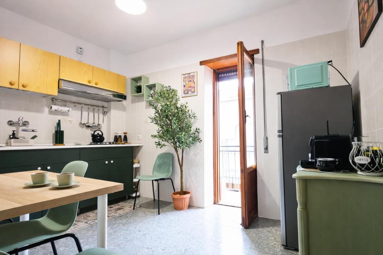 Mari & Lucio Bright Rome Apartment Sleeps 4 near Metro Basilica San Paolo- 4 Stops to Colosseum- Wi-Fi AC - 3