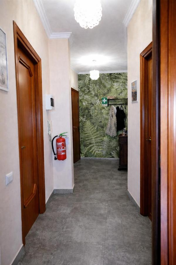 Mari & Lucio Bright Rome Apartment Sleeps 4 near Metro Basilica San Paolo- 4 Stops to Colosseum- Wi-Fi AC - 5