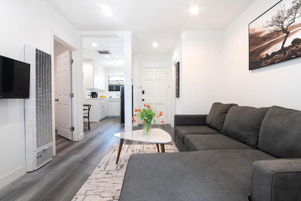 Comfortable 2Bedroom apartment close to Beverly Hills