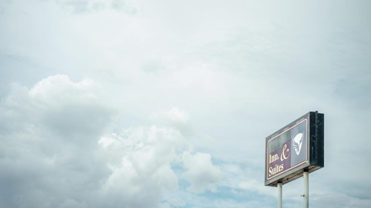 Executive Inn & Suites — photo 7