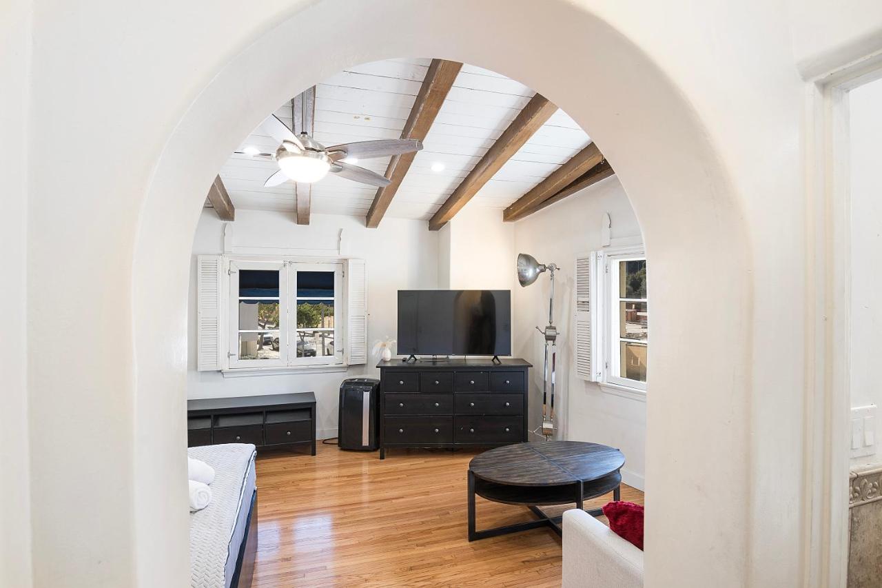 Cozy Beverly Hills Studio Near Shopping with Kitchen