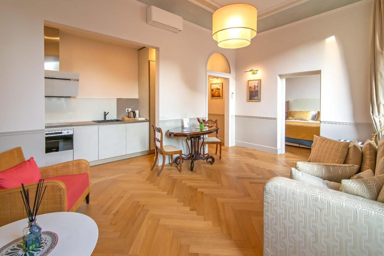 Duomo Window by Brunelleschi Hospitality - 4