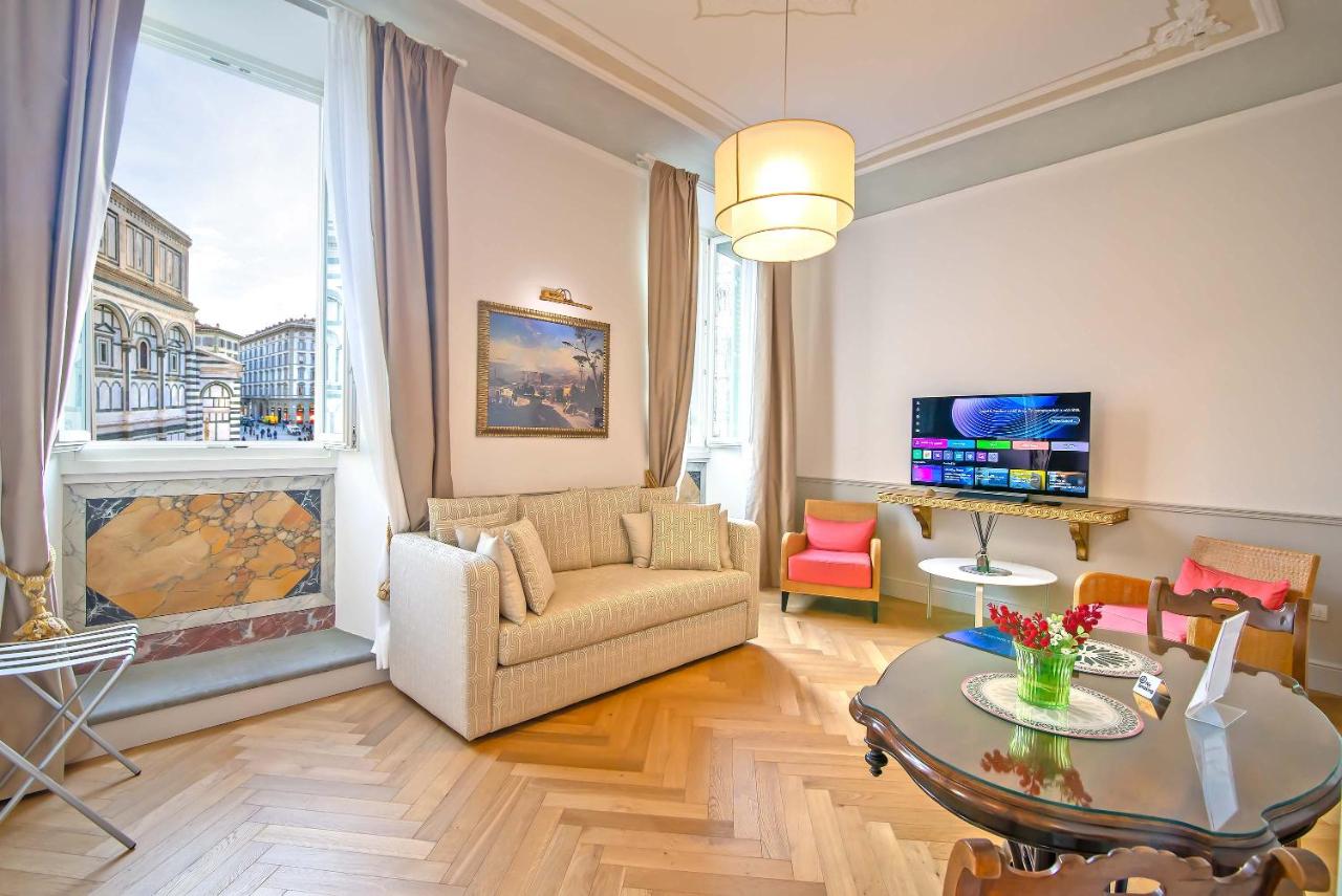 Duomo Window by Brunelleschi Hospitality - 5