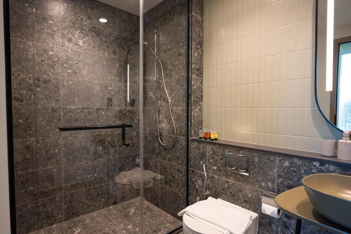 Luxury 1 Bedroom - Burj Khalifa & sea view - Sauna & Pool - High Floor - 3