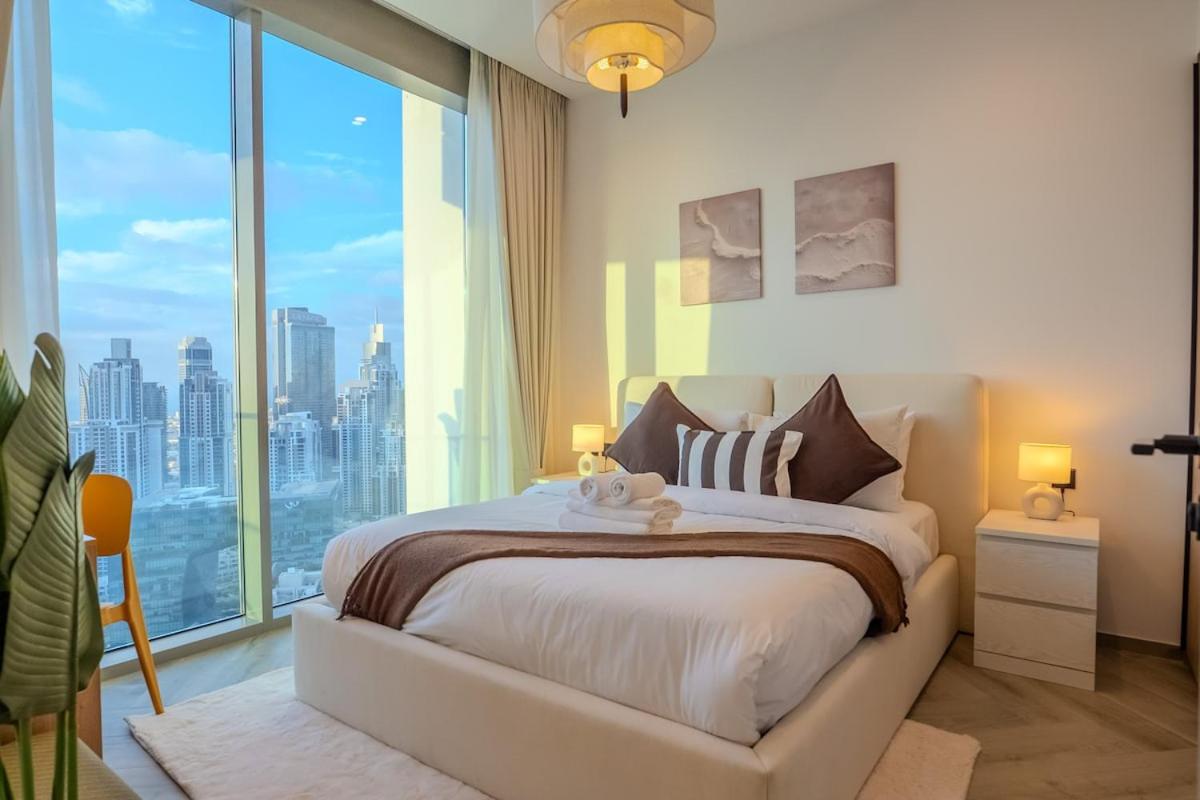 Luxury 1 Bedroom - Burj Khalifa & sea view - Sauna & Pool - High Floor - 2