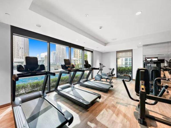 Vogue Vacation Homes, Downtown Act One near Burj Khalifa and Dubai Mall, Two Bedroom Apartment with Balcony and City Skyline View, Access to all Amenities - 5