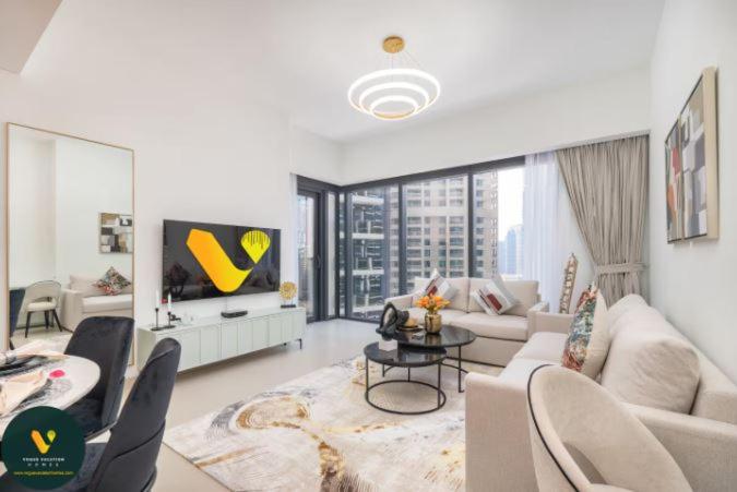 Vogue Vacation Homes, Downtown Act One near Burj Khalifa and Dubai Mall, Two Bedroom Apartment with Balcony and City Skyline View, Access to all Amenities - 2