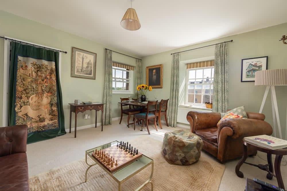 Gorgeous Apartment with Rooftop Views Central Bath - 3