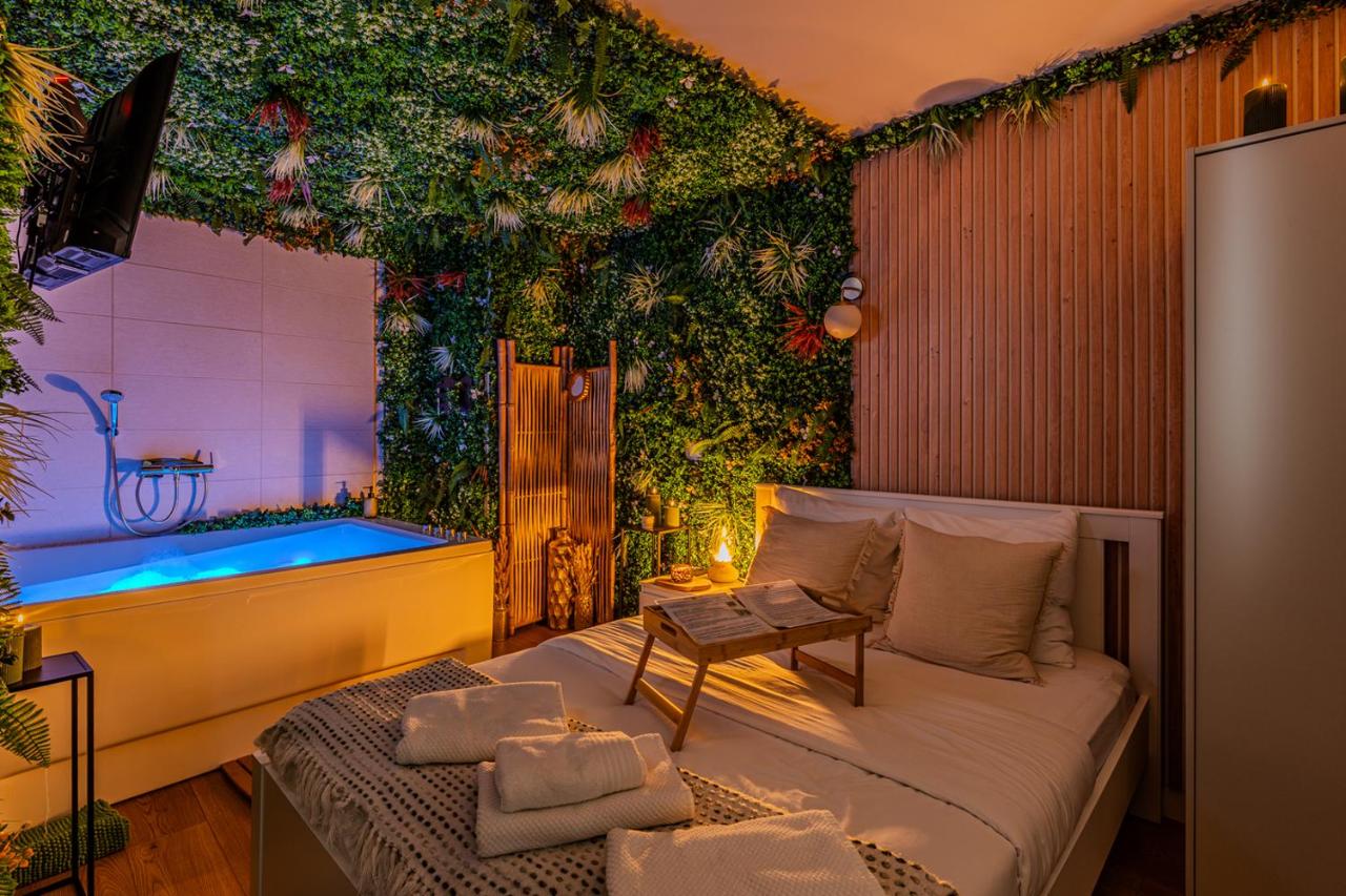 La Boétie, Cocon Central, Double Balneo Bathtub