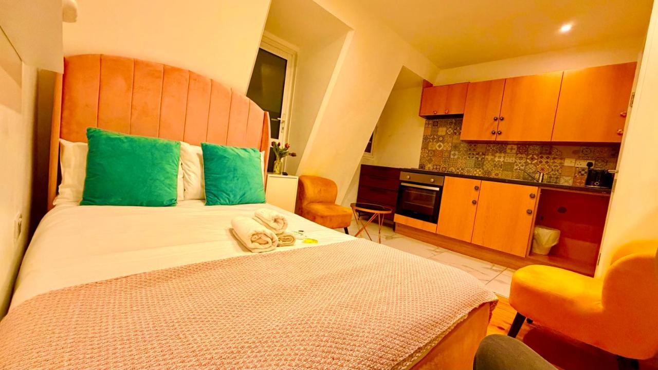 Camden Parkway Studio Flat 9 - 2