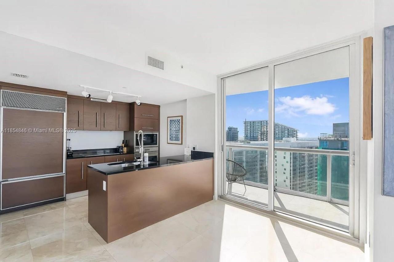 Icon Brickell Penthouse Panoramic Skyline by IliosRentals - 4