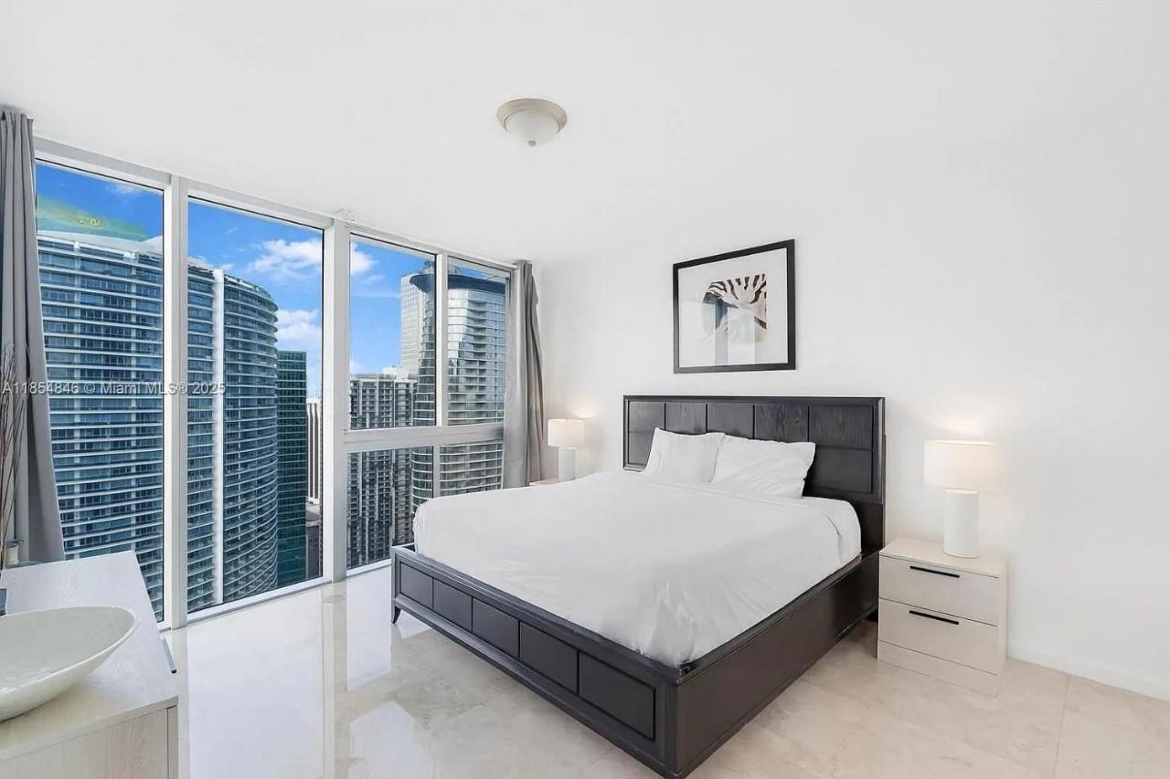 Icon Brickell Penthouse Panoramic Skyline by IliosRentals - 3