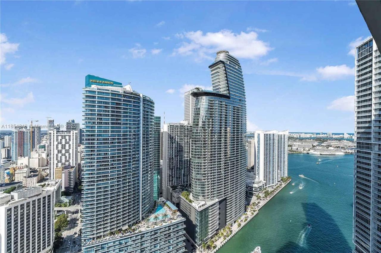 Icon Brickell Penthouse Panoramic Skyline by IliosRentals - 5
