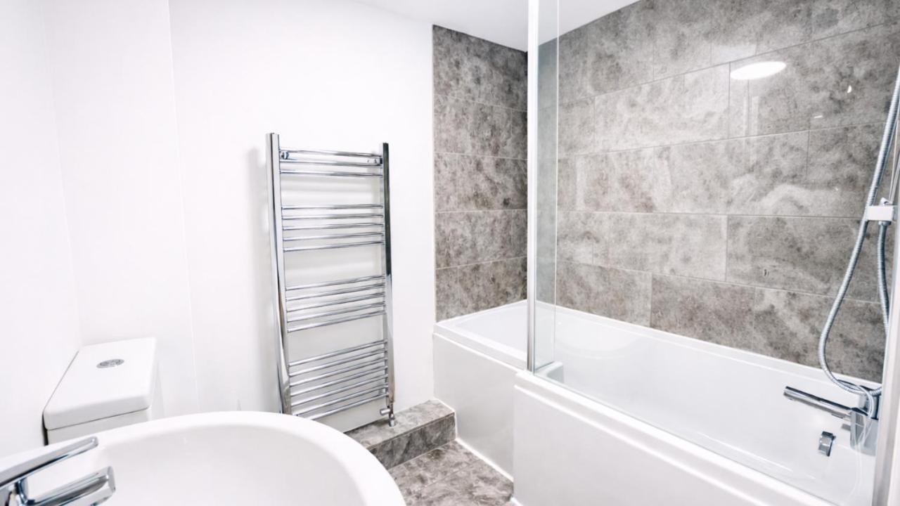 Cambridge - Modern 4-BR Home with Gardens & Wi-Fi - 3