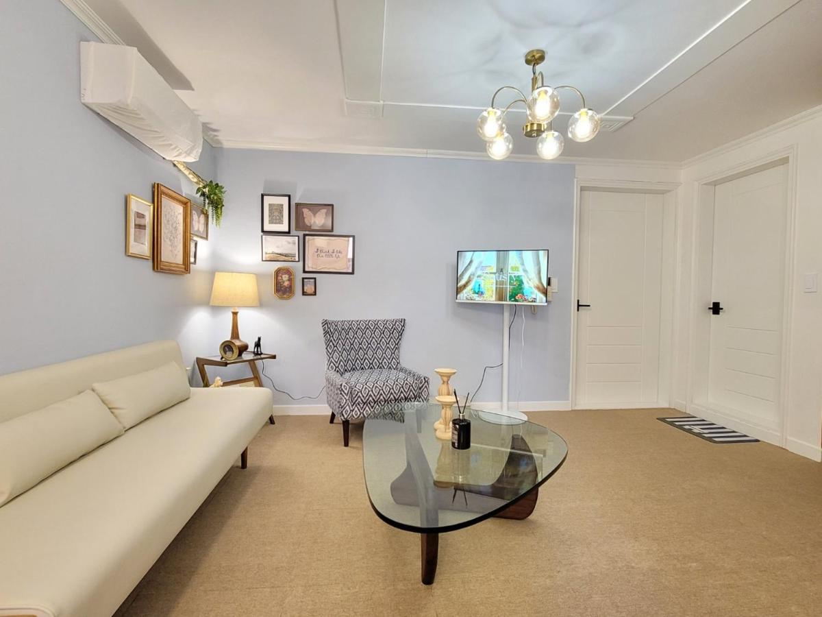 Shinchon 4min Walk, 3 Queen Beds, Spacious Family Stay for 6