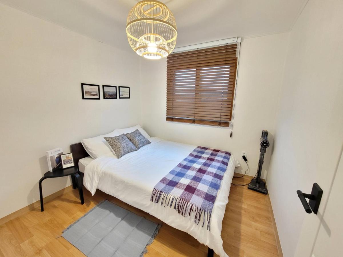 Shinchon 4min Walk, 3 Queen Beds, Spacious Family Stay for 6 - 4