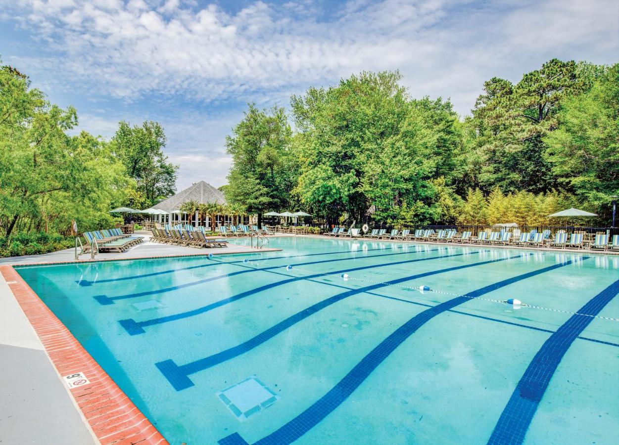 Heated swimming pool: Beachwoods Resort