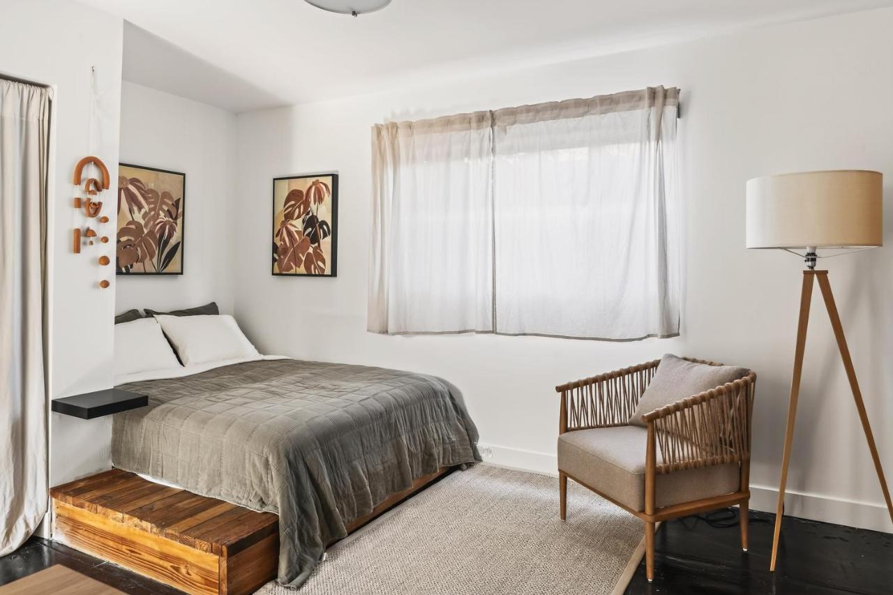 Elegant 3-bedroom home Retreat in Los Angeles - 2