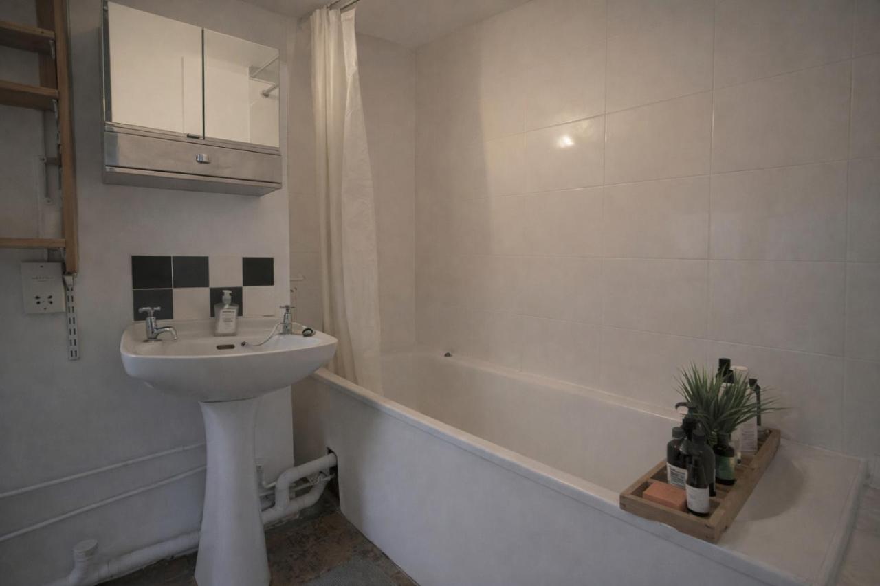 1 Bed Apartment - Sleeps 3 - Central London - 3