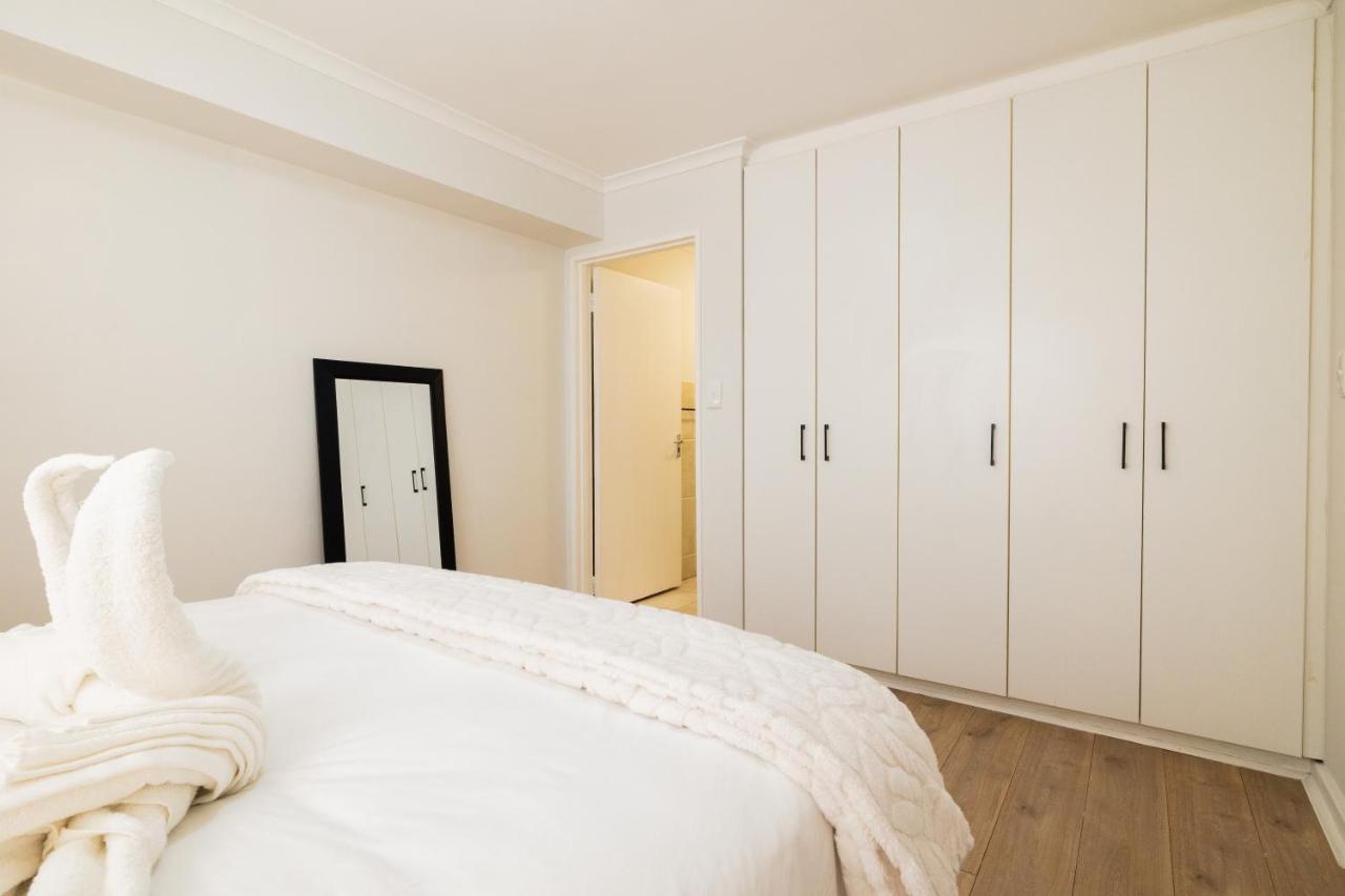 Cozy Apartment Near The Old Biscuit Mill - 3