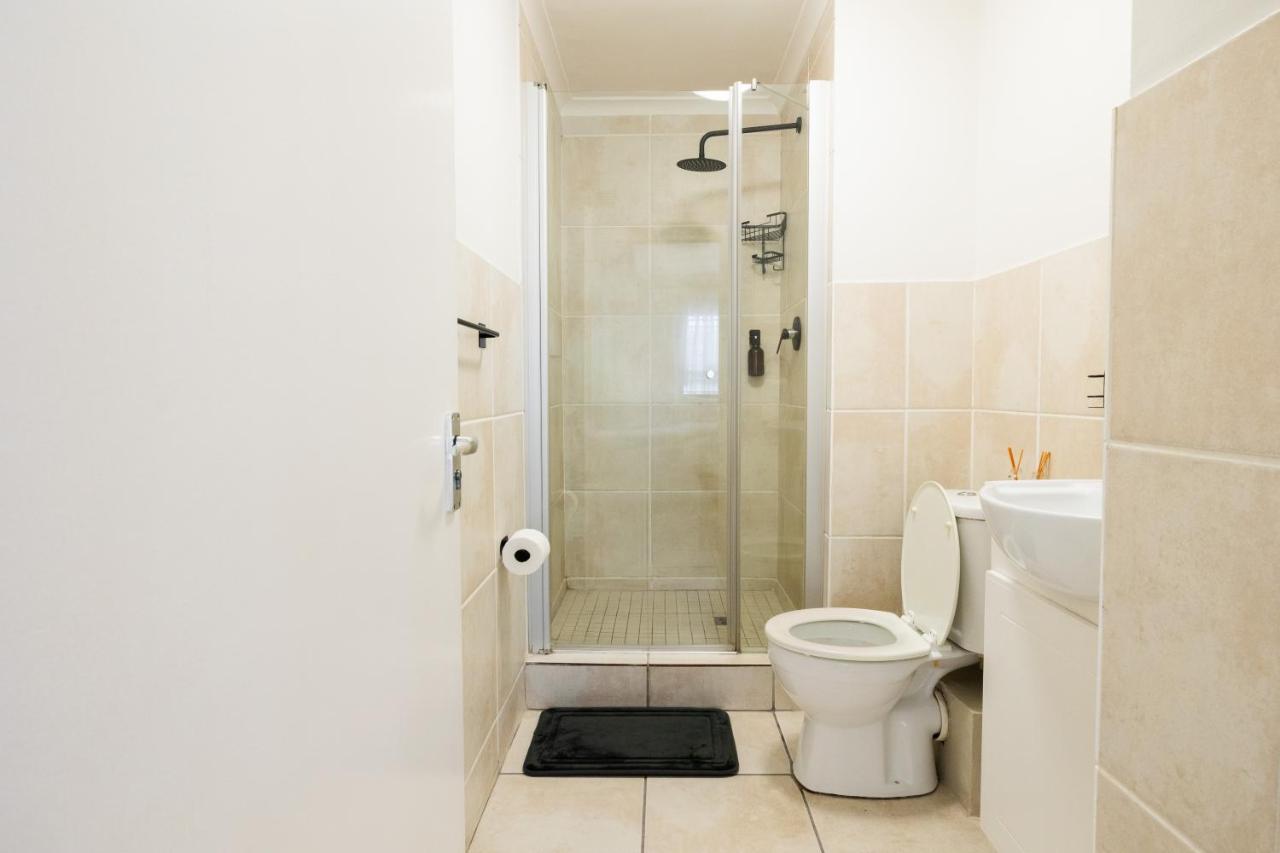 Cozy Apartment Near The Old Biscuit Mill - 2