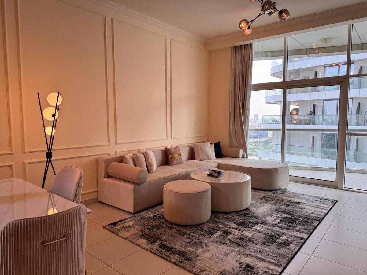 Skylux Bright 1BR with Canal Views & Extra Bed