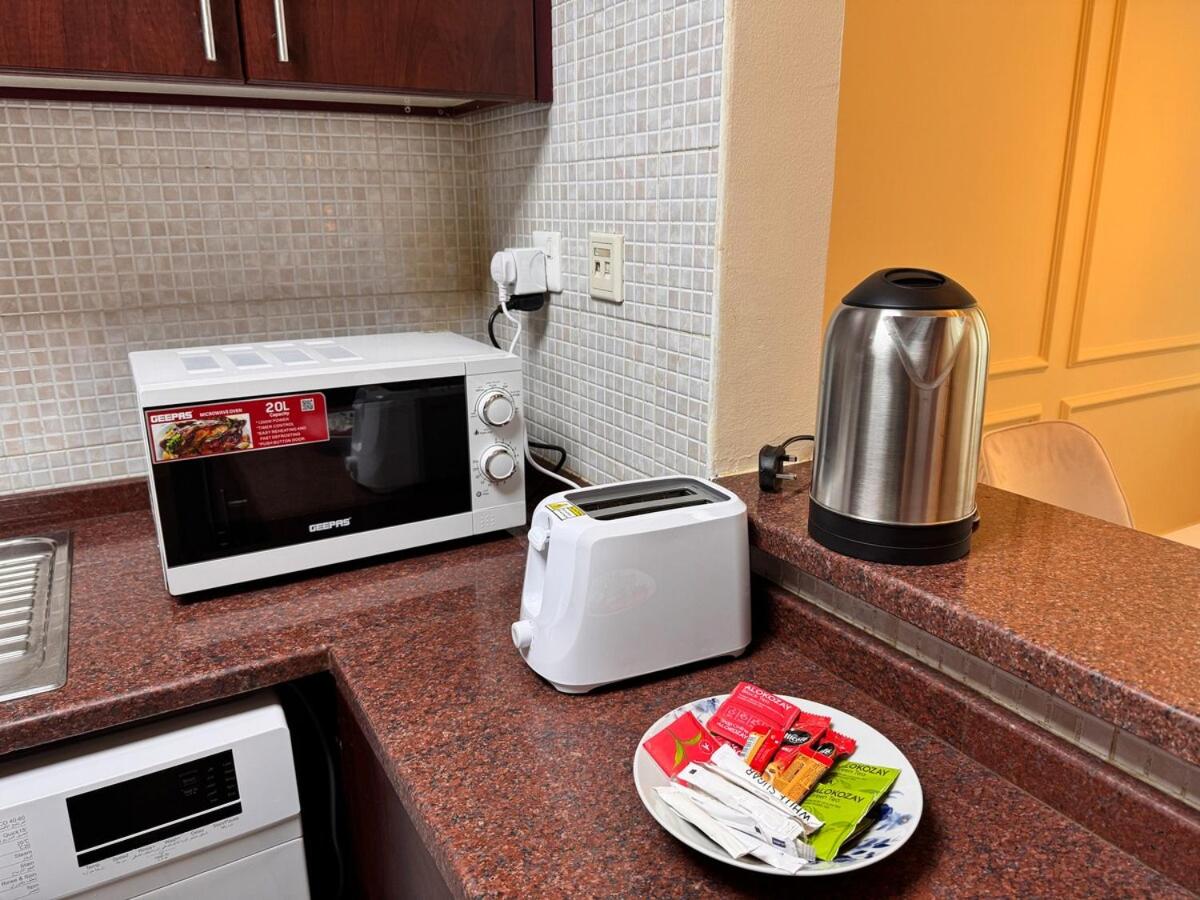 Skylux Bright 1BR with Canal Views & Extra Bed - 4