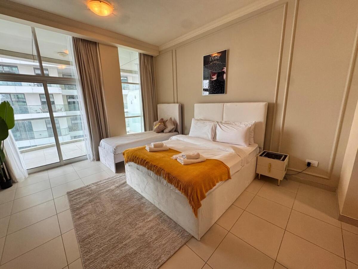 Skylux Bright 1BR with Canal Views & Extra Bed - 2